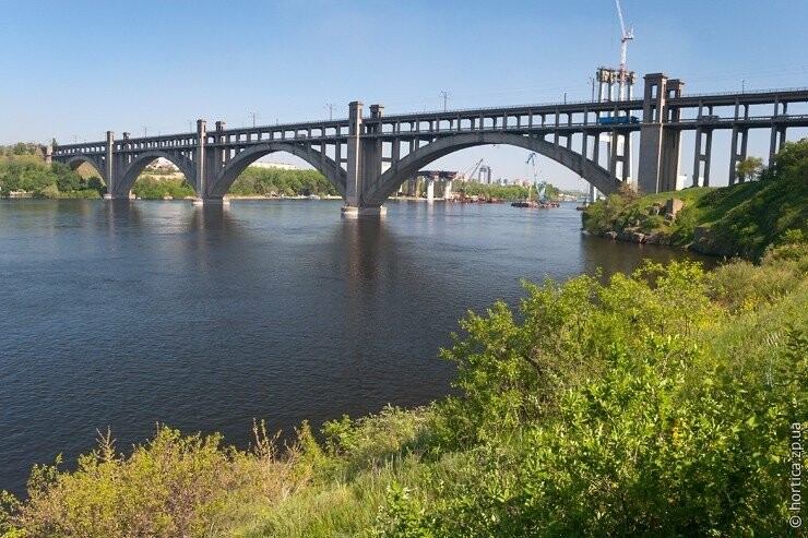 В Запорожье с моста Преображенского прыгнул мужчина