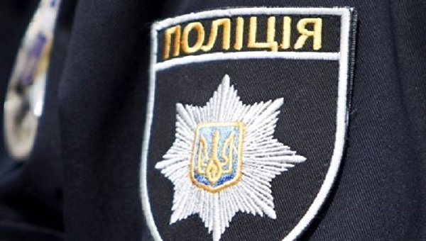 В Запорожье патрульные заметили мужчин, которые пытались украсть телефонный кабель, один из злоумышленников ударил полицейского ножом 