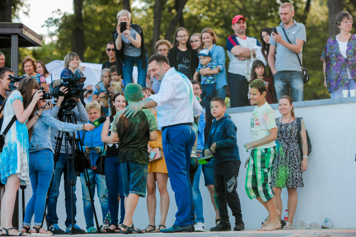В Запорожье на День молодежи провели фестиваль красок “Холли”, фото-1 В Запорожье на День молодежи провели фестиваль красок “Холли”, фото-1