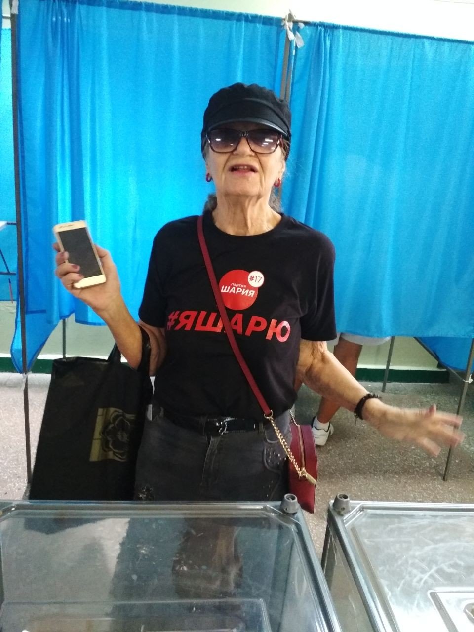 В Запорожье избирательница пришла на участок в агитационной..., фото-1 В Запорожье избирательница пришла на участок в агитационной футболке, – ФОТО, фото-1