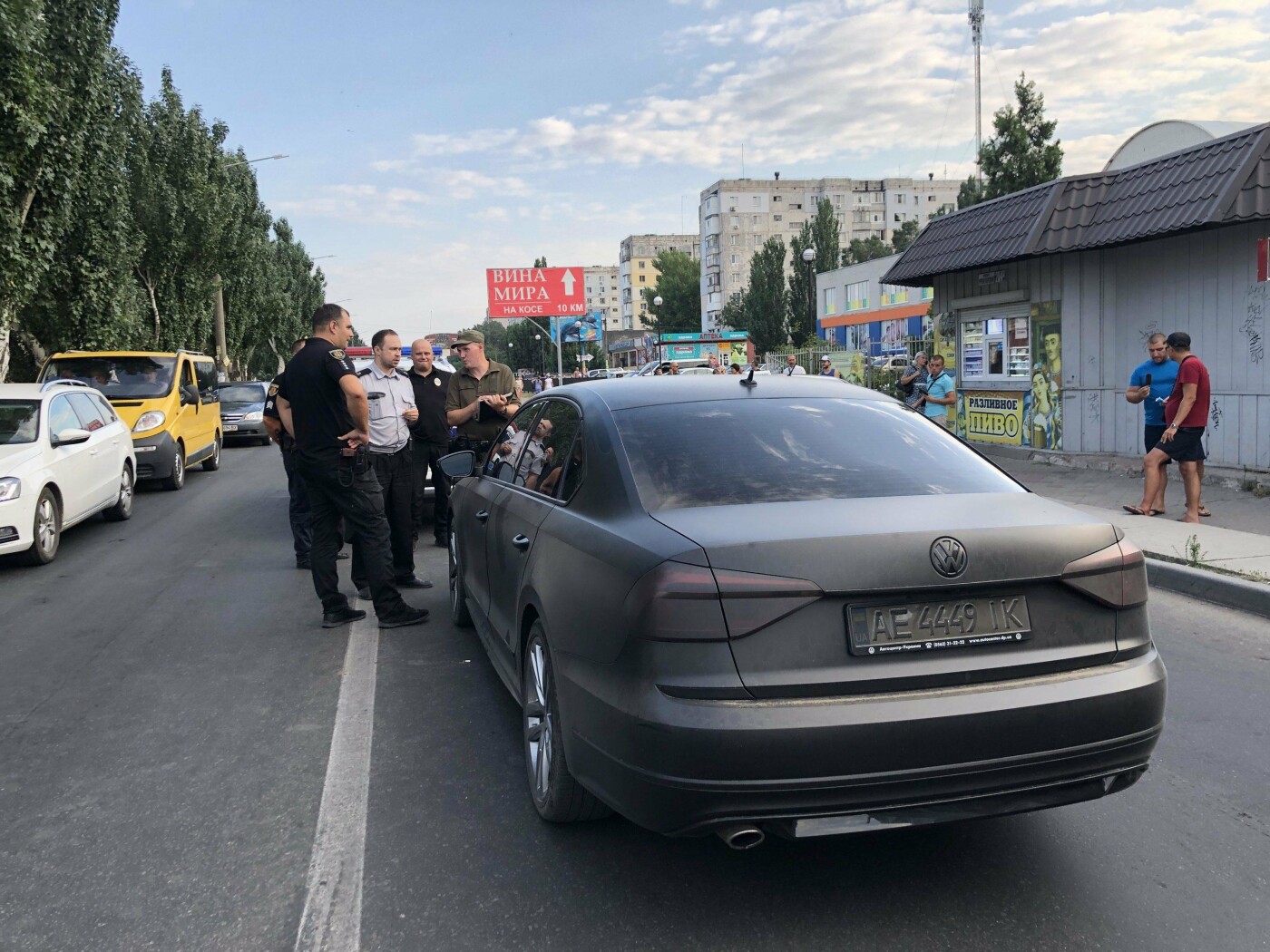 В Бердянске полиция остановила тонированный автомобиль с ор..., фото-1 В Бердянске полиция остановила тонированный автомобиль с оружием: знакомая водителя пригрозила проклясть свидетелей псалмом, - ВИДЕО, фото-1