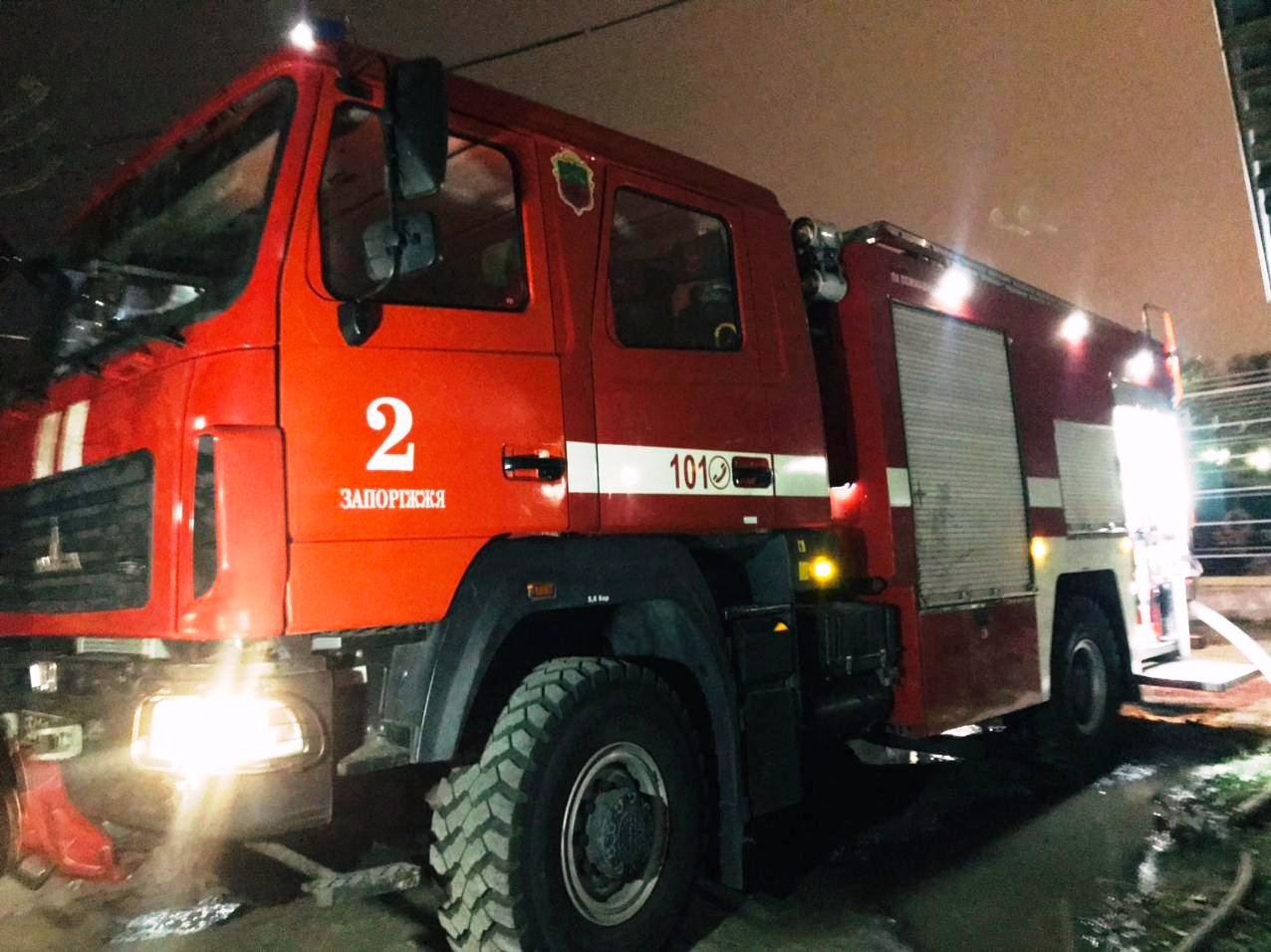 Пожар в центре Запорожья тушили 5 машин спасателей, - ФОТО, фото-4