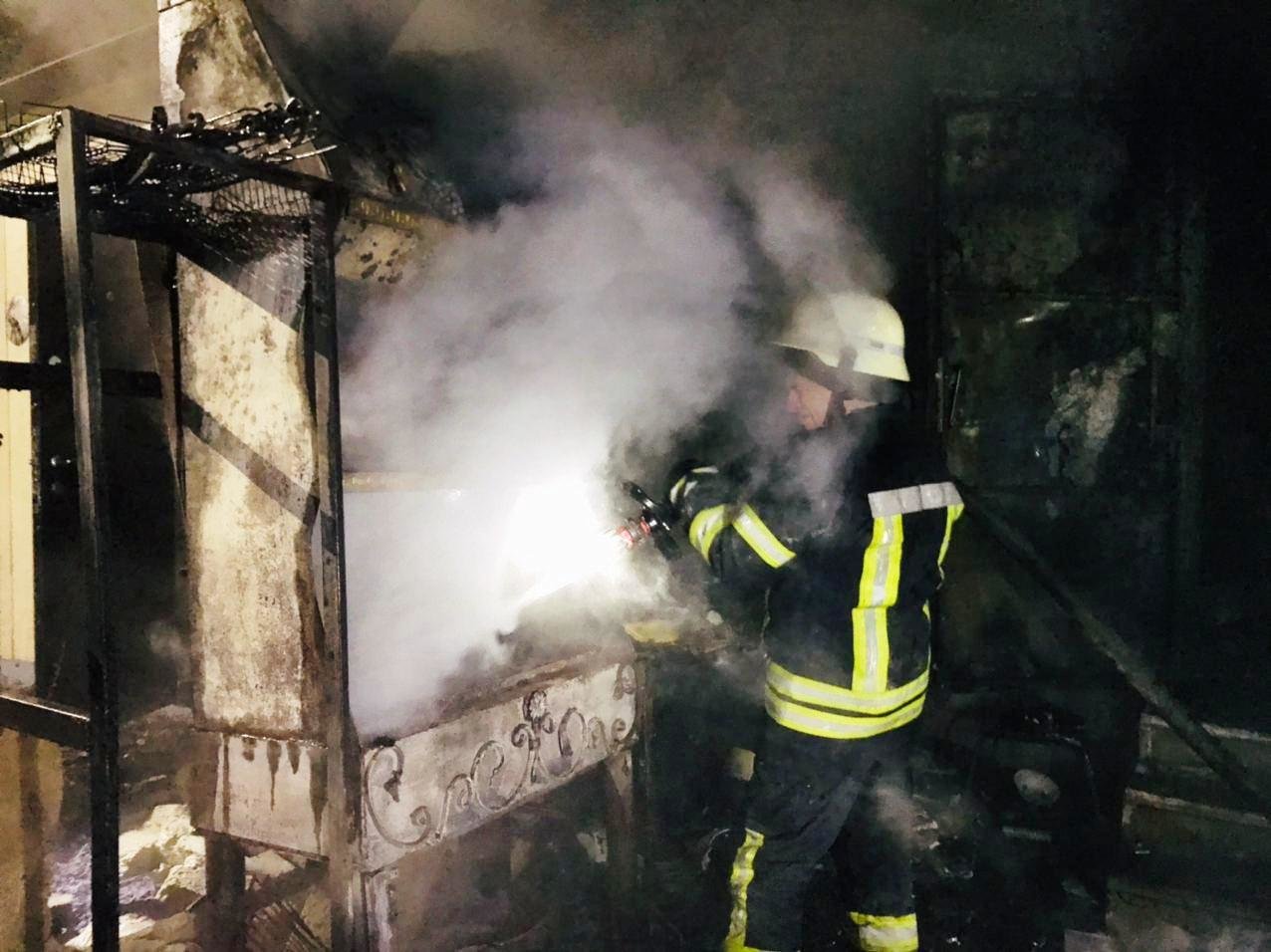 Пожар в центре Запорожья тушили 5 машин спасателей, - ФОТО, фото-7