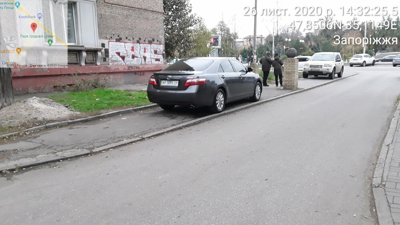 В центре Запорожья инспекторы оштрафовали водителей, которые припарковались на тротуаре, - ФОТО, фото-1