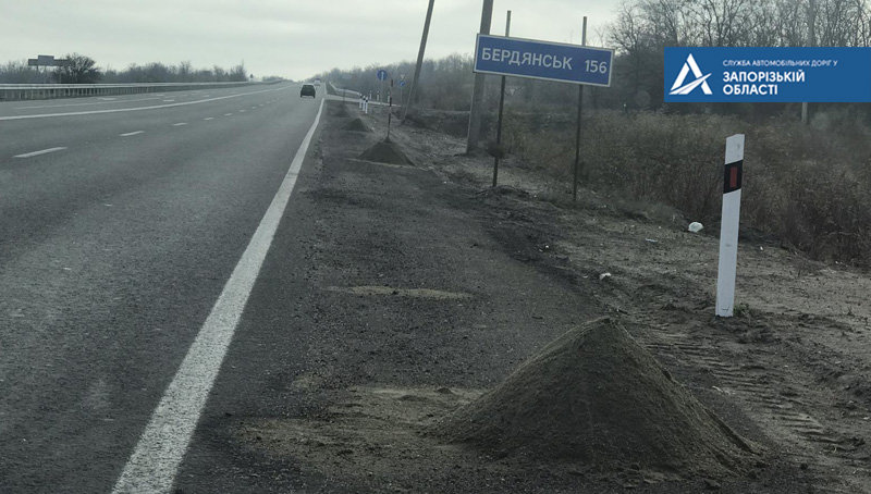 Вдоль дорог Запорожской области появились кучки с противогололедными средствами, - ФОТО, фото-2