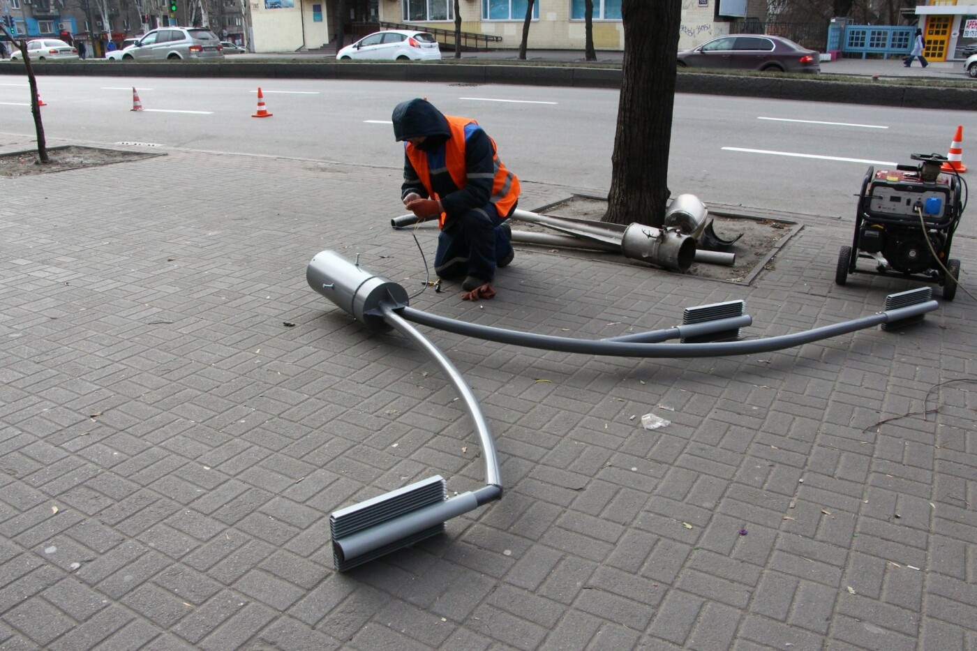 В Запорожье на главном проспекте меняют фонари на энергосберегающие, - ФОТО, фото-2