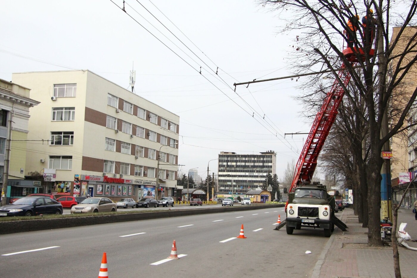 В Запорожье на главном проспекте меняют фонари на энергосберегающие, - ФОТО, фото-1