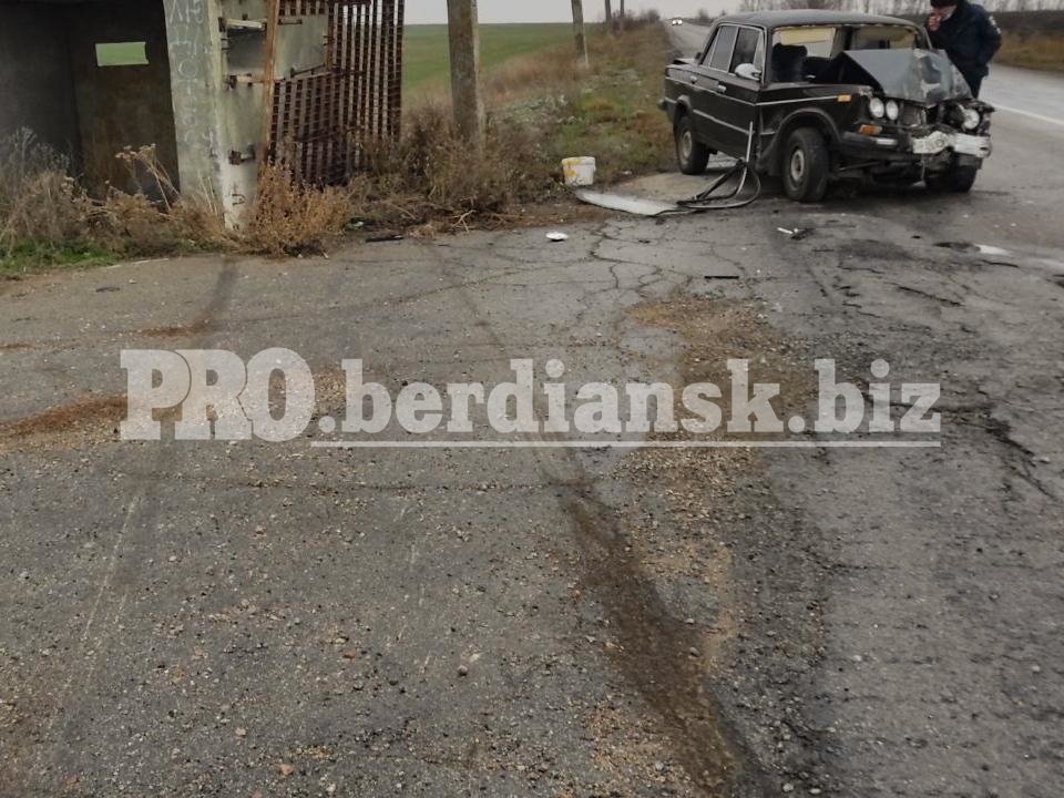 Под Бердянском машина врезалась в заброшенный блокпост: водитель в больнице, - ФОТО, фото-1