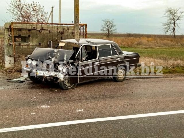 Под Бердянском машина врезалась в заброшенный блокпост: водитель в больнице, - ФОТО, фото-2