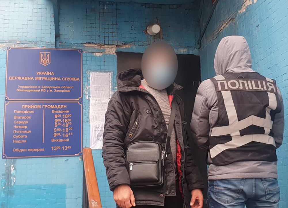 В Запорожье во время проверки выявили нелегала - он готовил шаурму 
