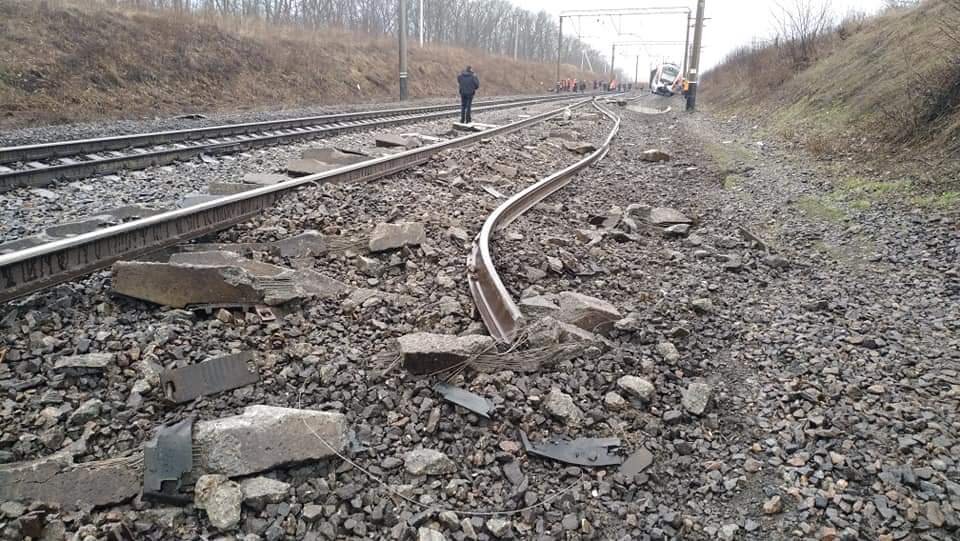 Причиной аварии с участием скоростного поезда Киев - Запорожье могли стать проблемы с путями, - ФОТО, фото-8