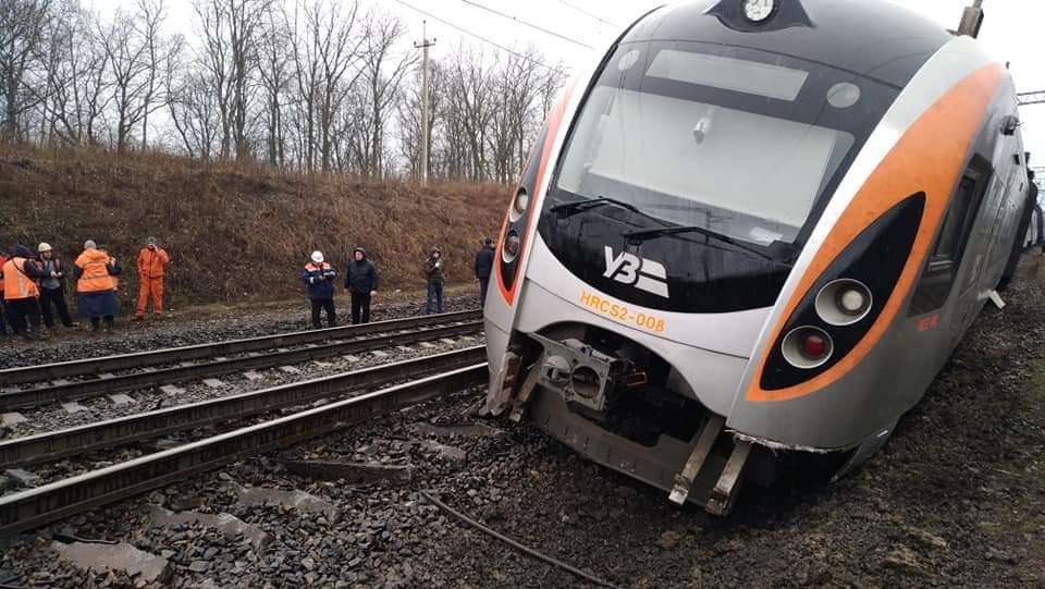 Причиной аварии с участием скоростного поезда Киев - Запорожье могли стать проблемы с путями, - ФОТО