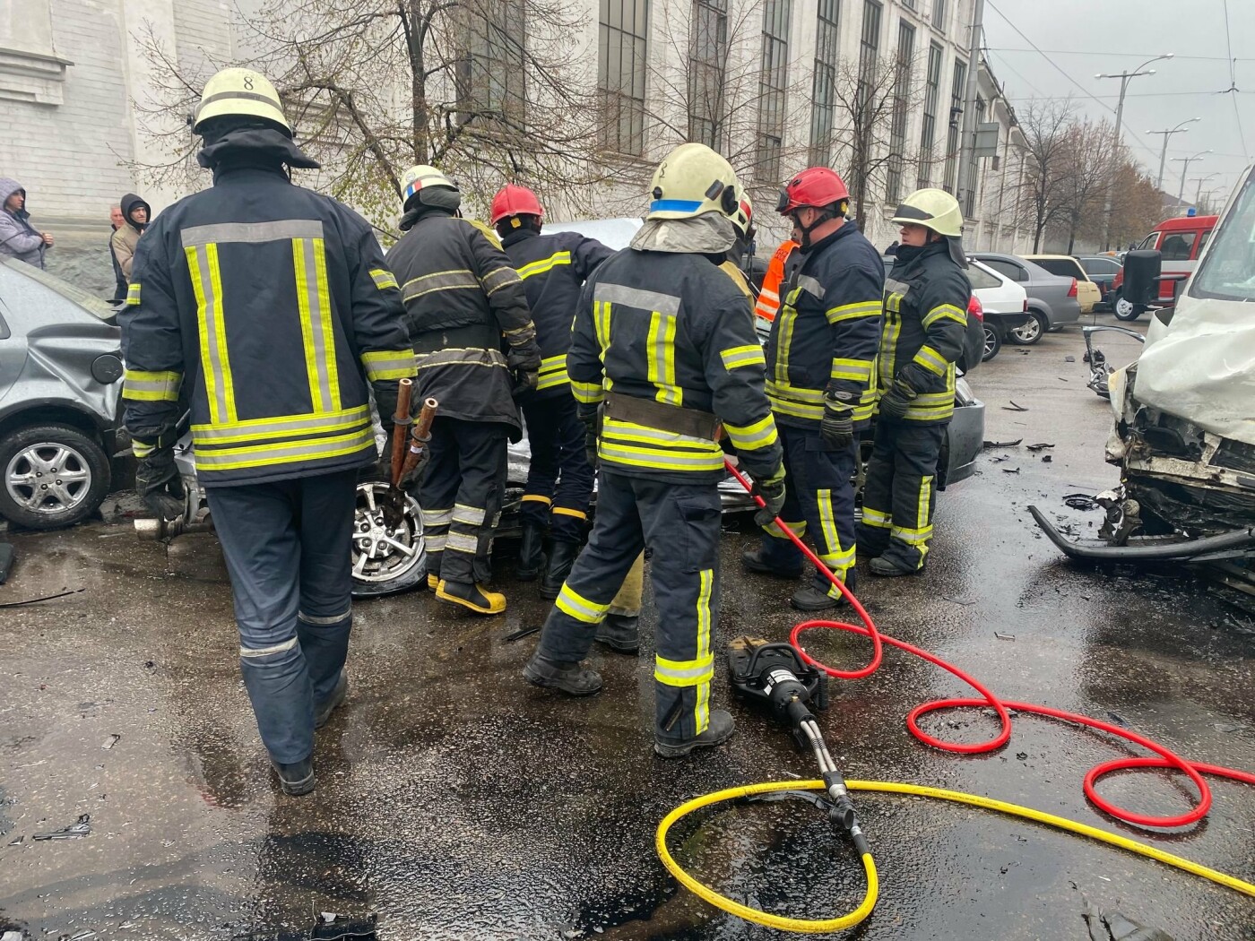 Авария в Запорожье: спасатели срезали крышу легкового автомобиля, чтобы достать погибшую пассажирку, - ФОТО 