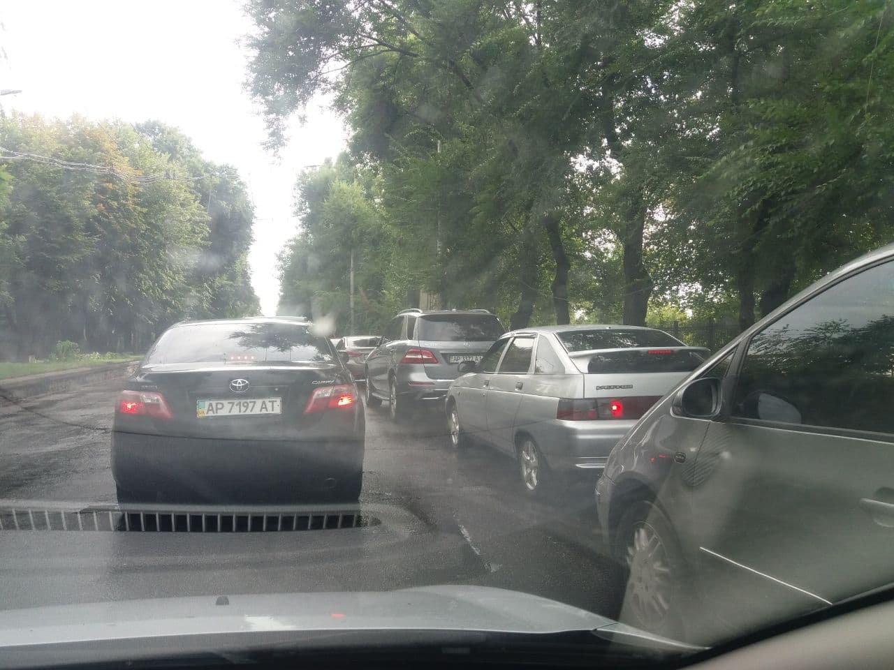 В Запорожье жители Хортицкого района и Правого берега стоят в огромных пробках, - ФОТО