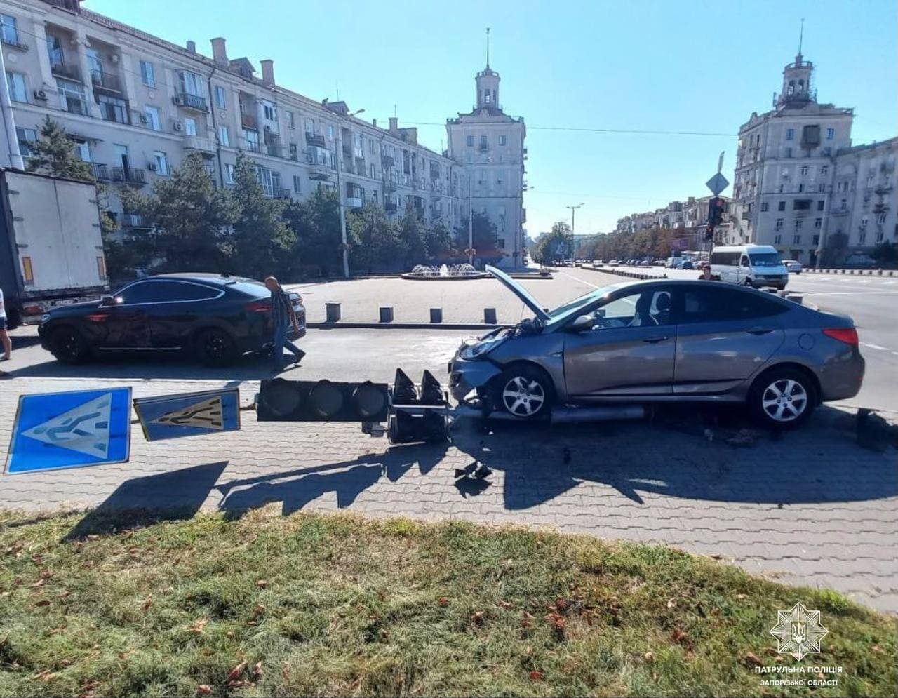 В центре Запорожья произошло ДТП, один из автомобилей снес светофор