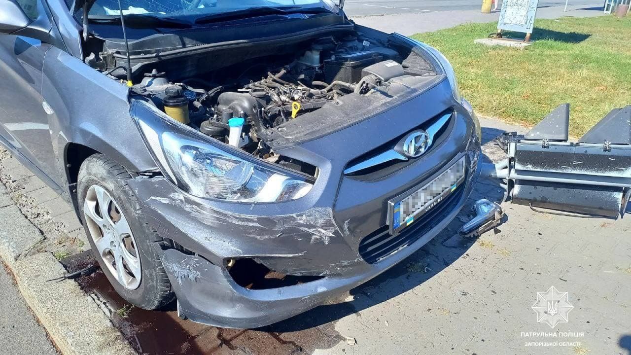 В центре Запорожья произошло ДТП, один из автомобилей снес светофор, фото-1