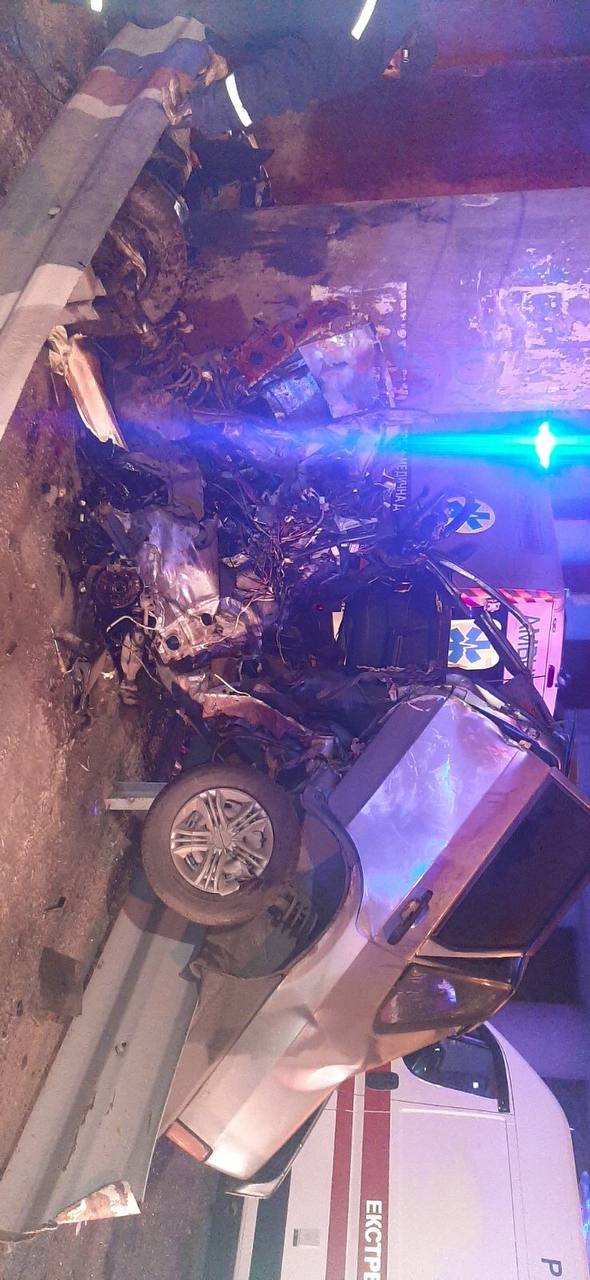  В Запорожье на Космосе автомобиль влетел в опору моста - водителя вырезали спасатели 