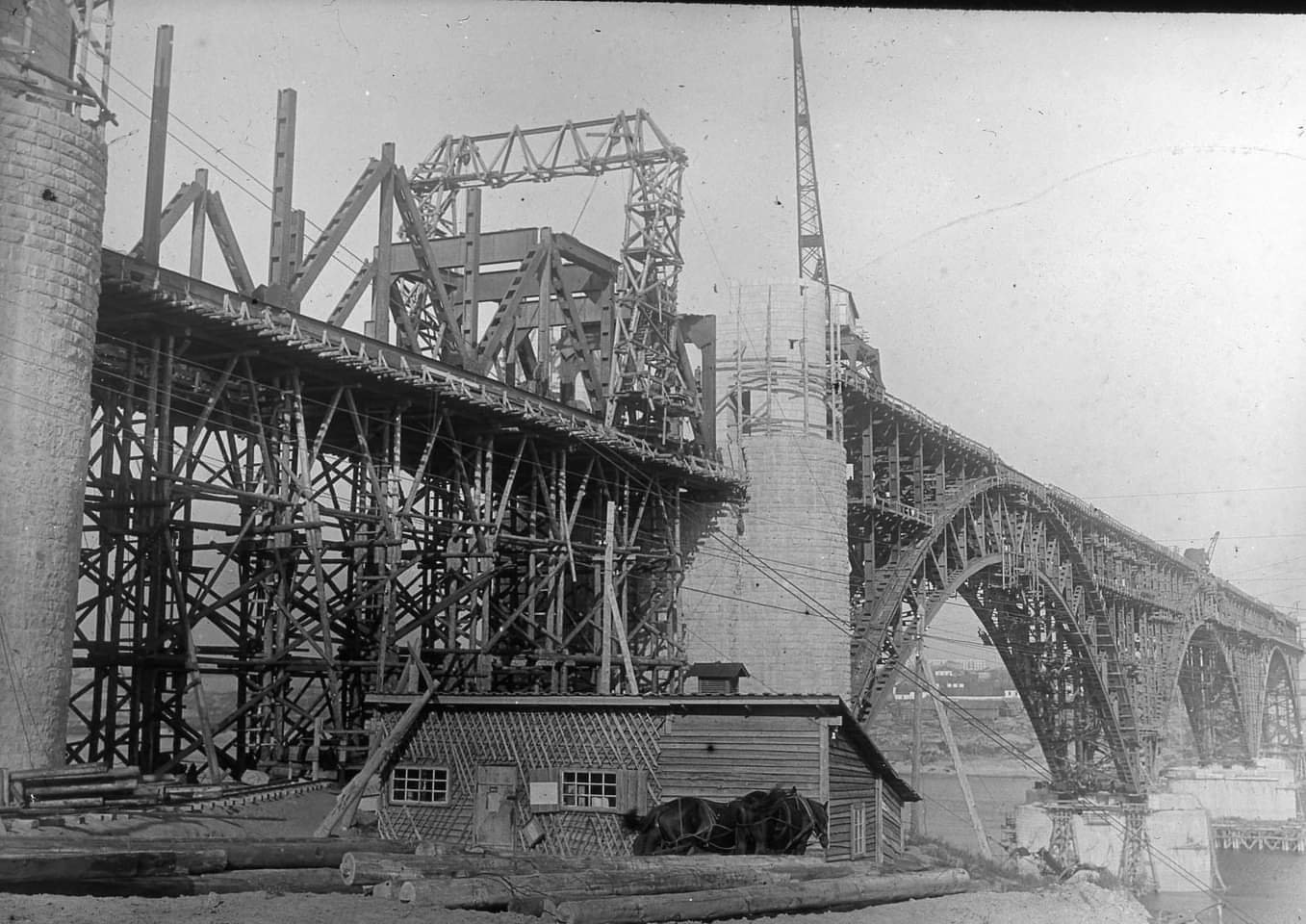 В сети опубликовали уникальные фотографии мостов, которые были построены в Запорожье почти сто лет назад