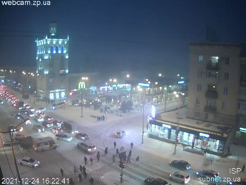 Из-за снегопада Запорожье стоит в пробках 
