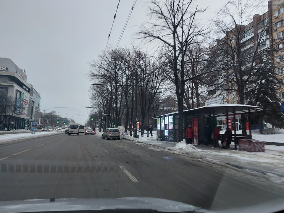 В Запорожье большинство остановочных комплексов и выходы на “зебры” не расчищены от снега, - ФОТО