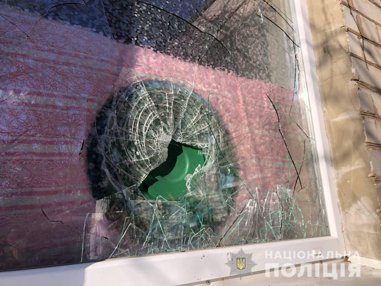 В Бердянске выпивший мужчина бросал кирпичи по окнам детского сада