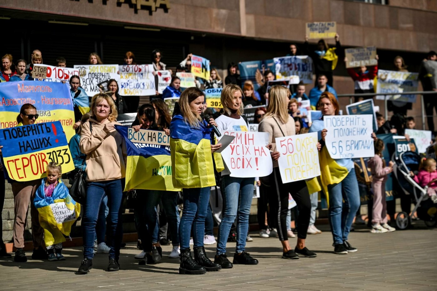 У Запоріжжі родичі військових, які перебувають в полоні, вийшли на мітинг, - ФОТО