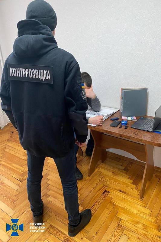 У Запоріжжі викрили злочинну групу, яка виготовляла фальшиві документи для іноземців