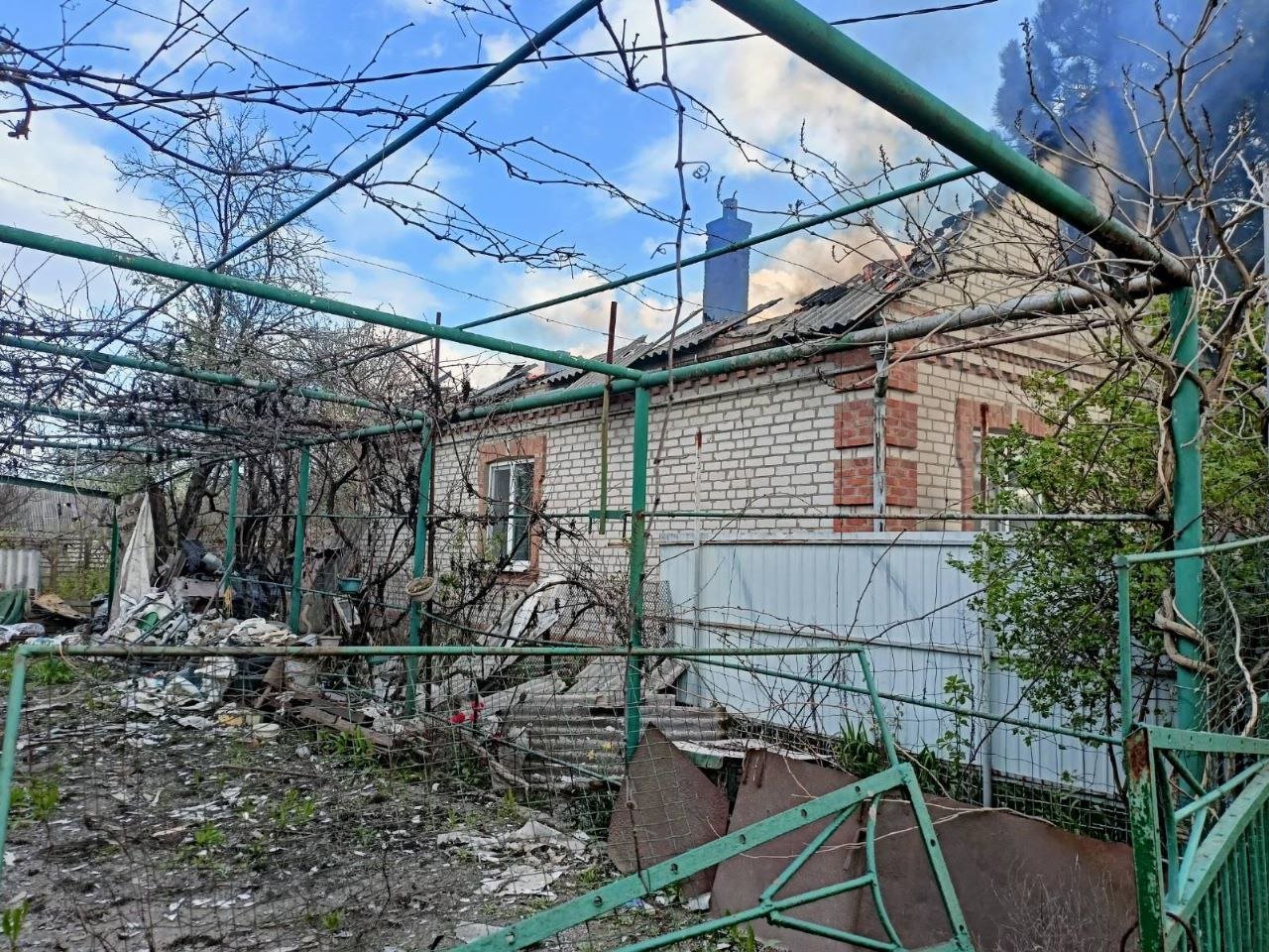 Ворог вдарив по Оріхову, снаряд влучив по приватному сектору 