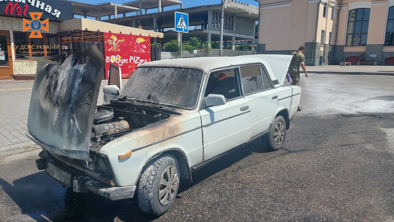 У Запоріжжі на вокзалі загорілась автівка