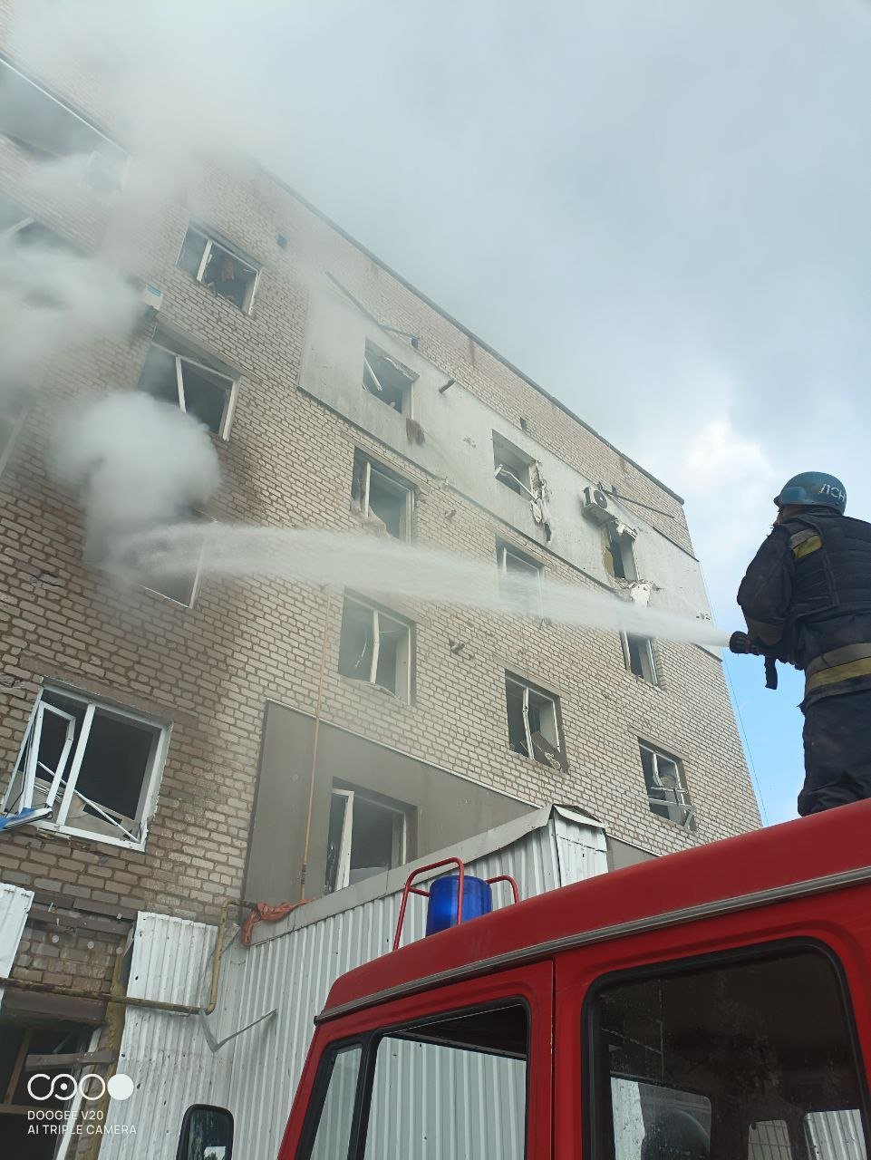 В Оріхові через обстріл сталася пожежа в багатоповерхівці