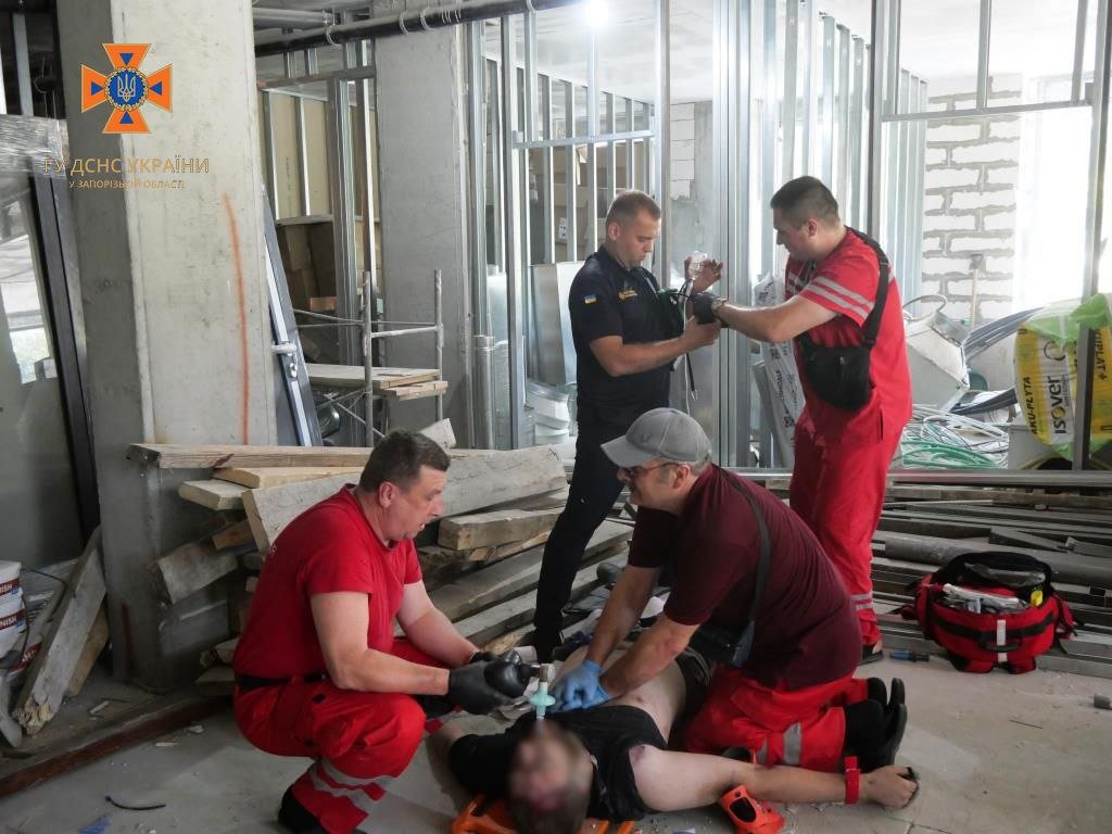 У Запоріжжі під час монтажних робіт в новобудові в шахту ліфта впали будівельники, одна людина загинула