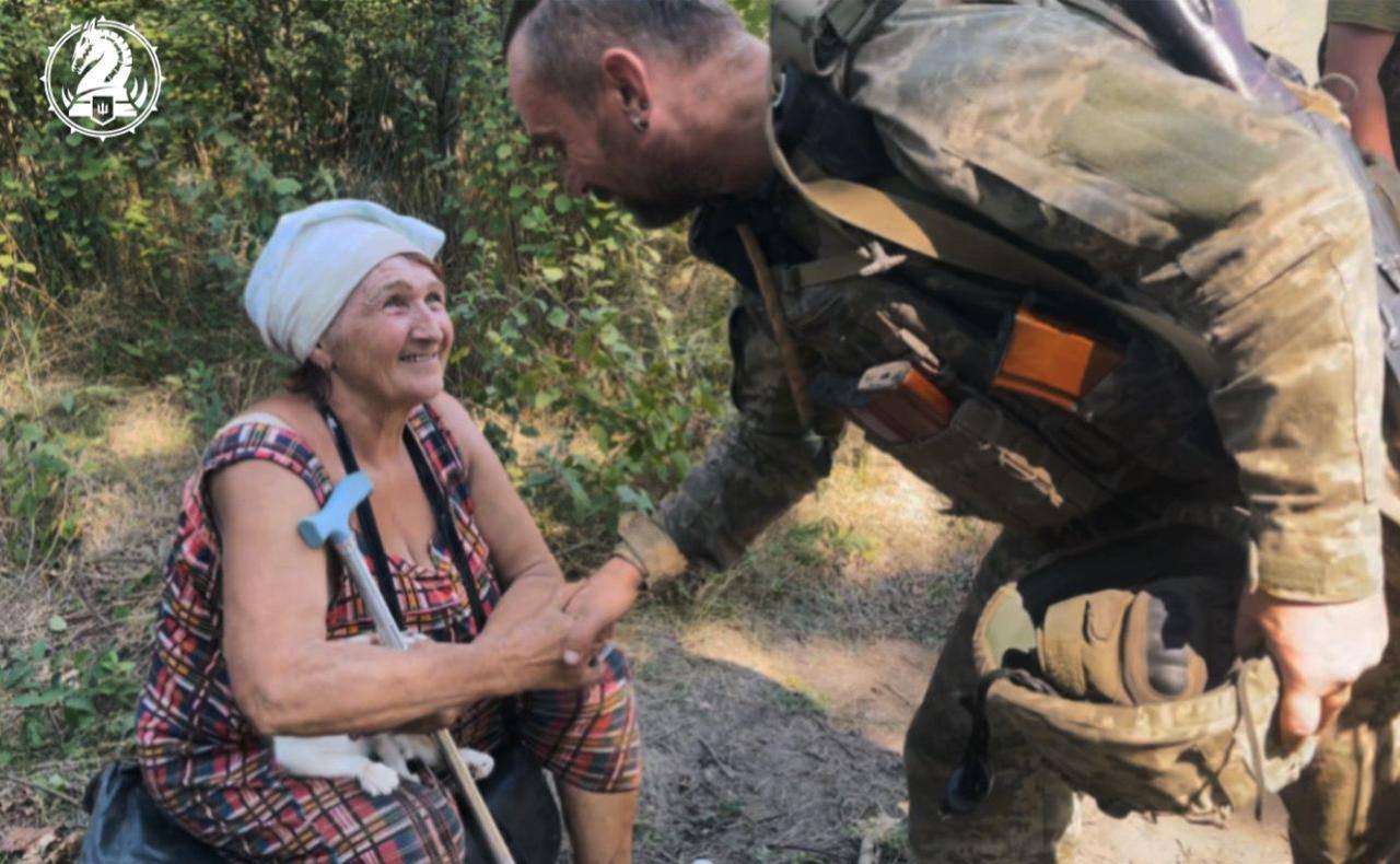 Військові ЗСУ на "Бредлі" вивозять людей із звільненого села Роботине