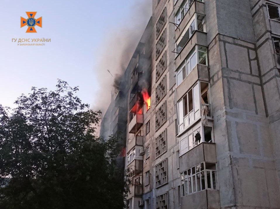 В Оріхові внаслідок авіаційного удару горіла багатоповерхівка, - ФОТО