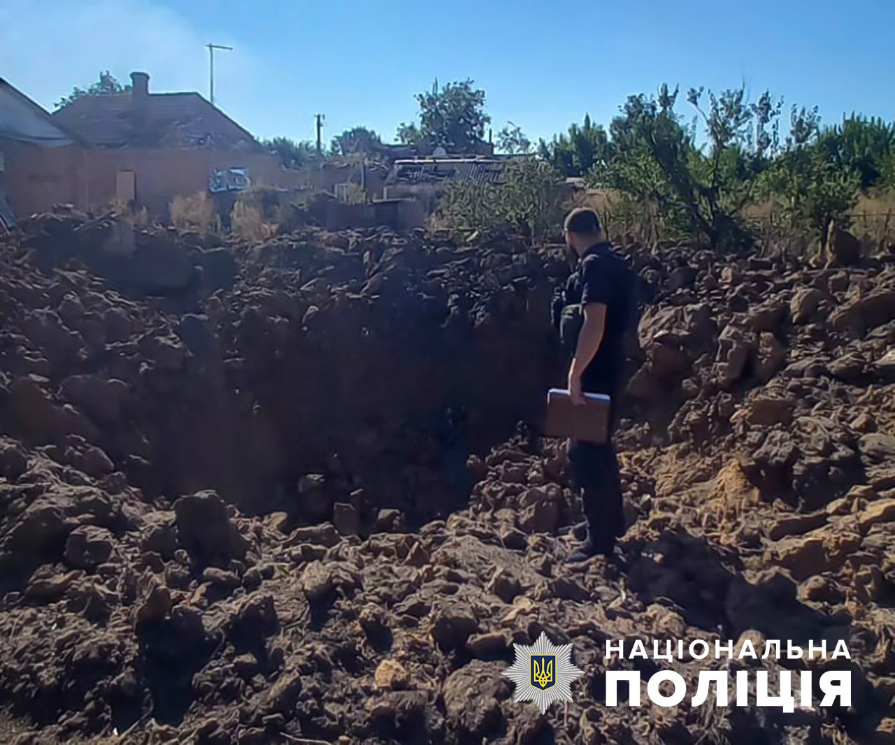 Згоріла багатоповерхівка, величезна вирва: запорізька поліція показала наслідки ворожих ударів