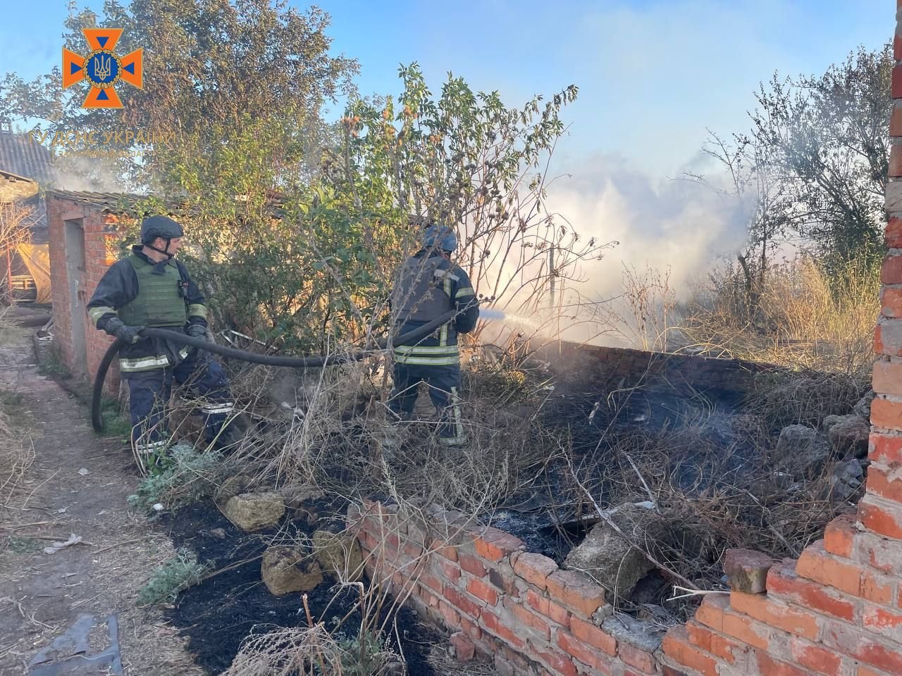 Через ворожі обстріли в Запорізькій області сталося 8 пожеж