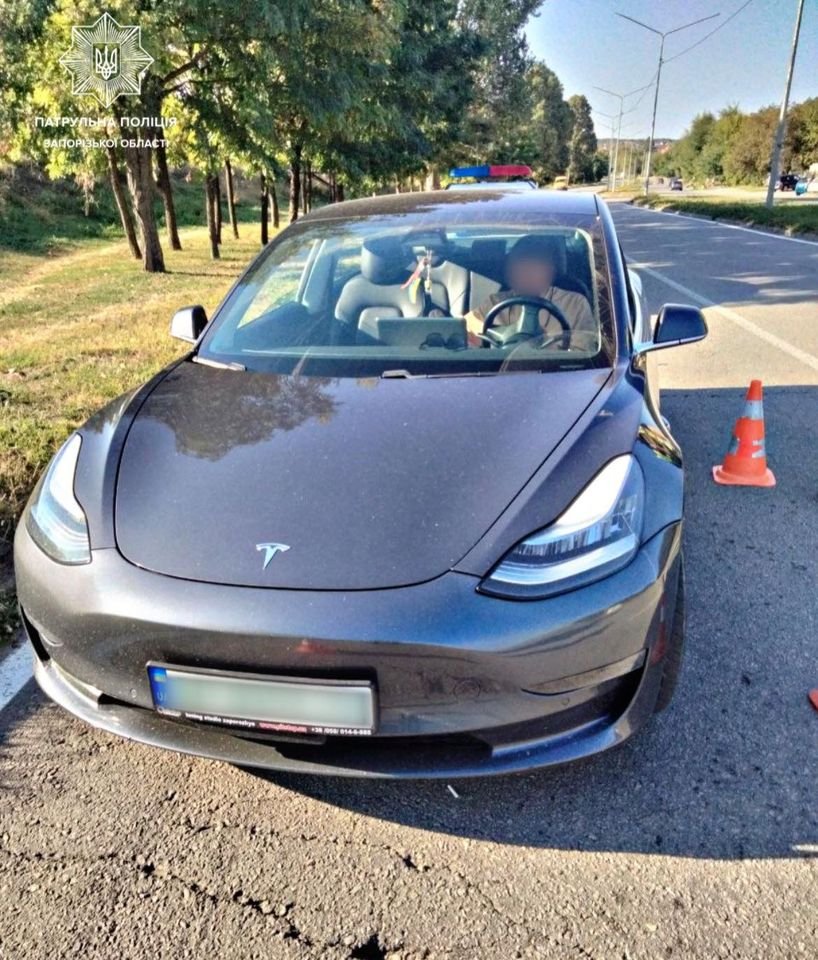 У передмісті Запоріжжя спіймали водія “Tesla”, який перебував у стані сильного сп’яніння