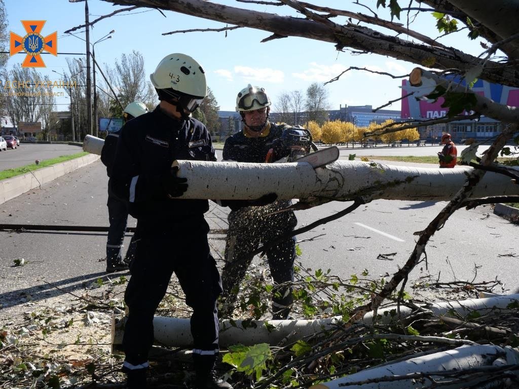 У Запоріжжі рятувальники ліквідовують наслідки негоди 