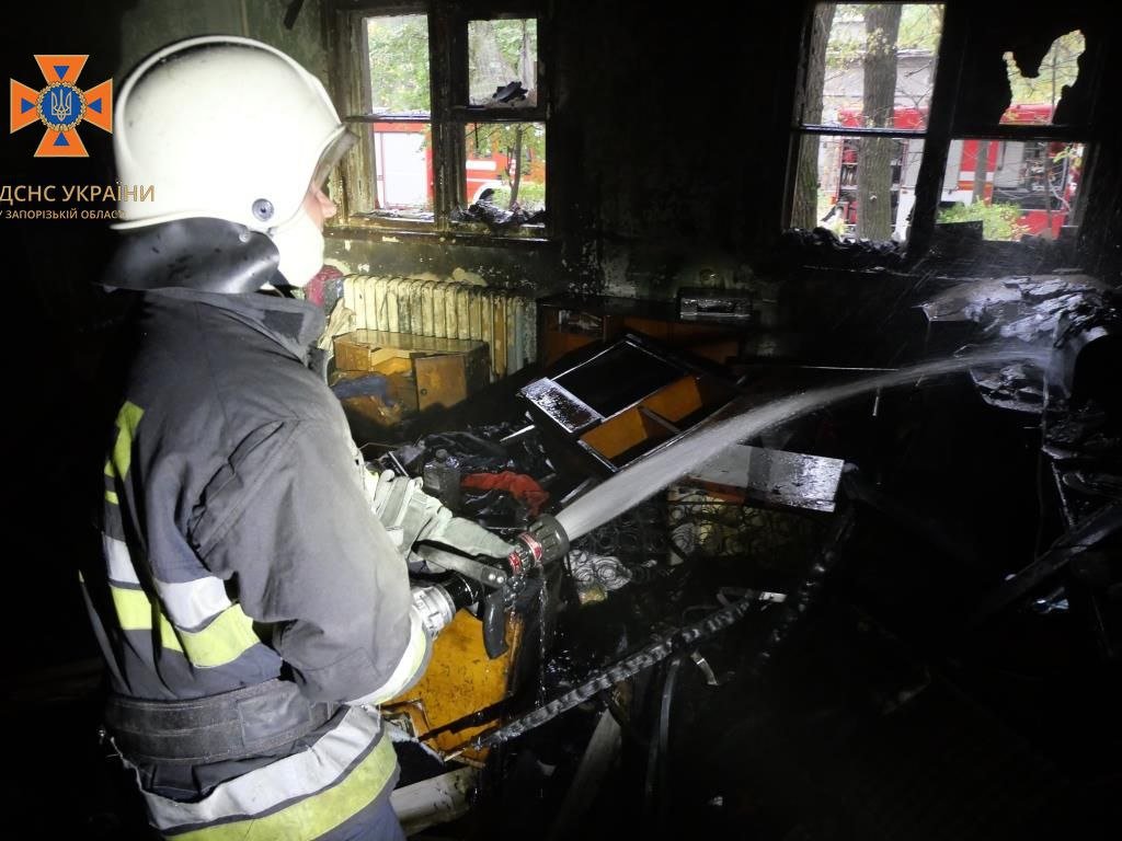 У Запоріжжі в багатоповерховому будинку сталася пожежа, бійці ДСНС врятували пенсіонерку 