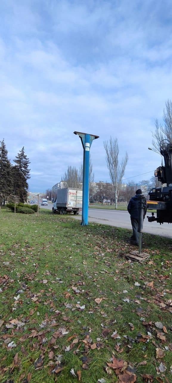 В Запоріжжі демонтували аварійний рекламний щит