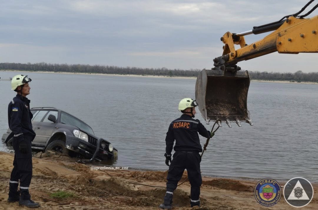 У Запоріжжі з річки Дніпро дістали позашляховик