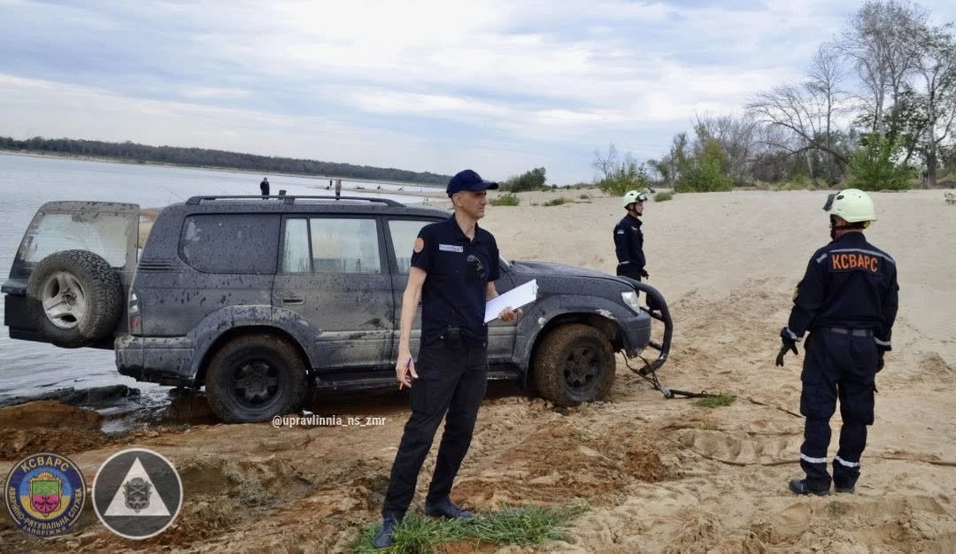 У Запоріжжі з річки Дніпро дістали позашляховик