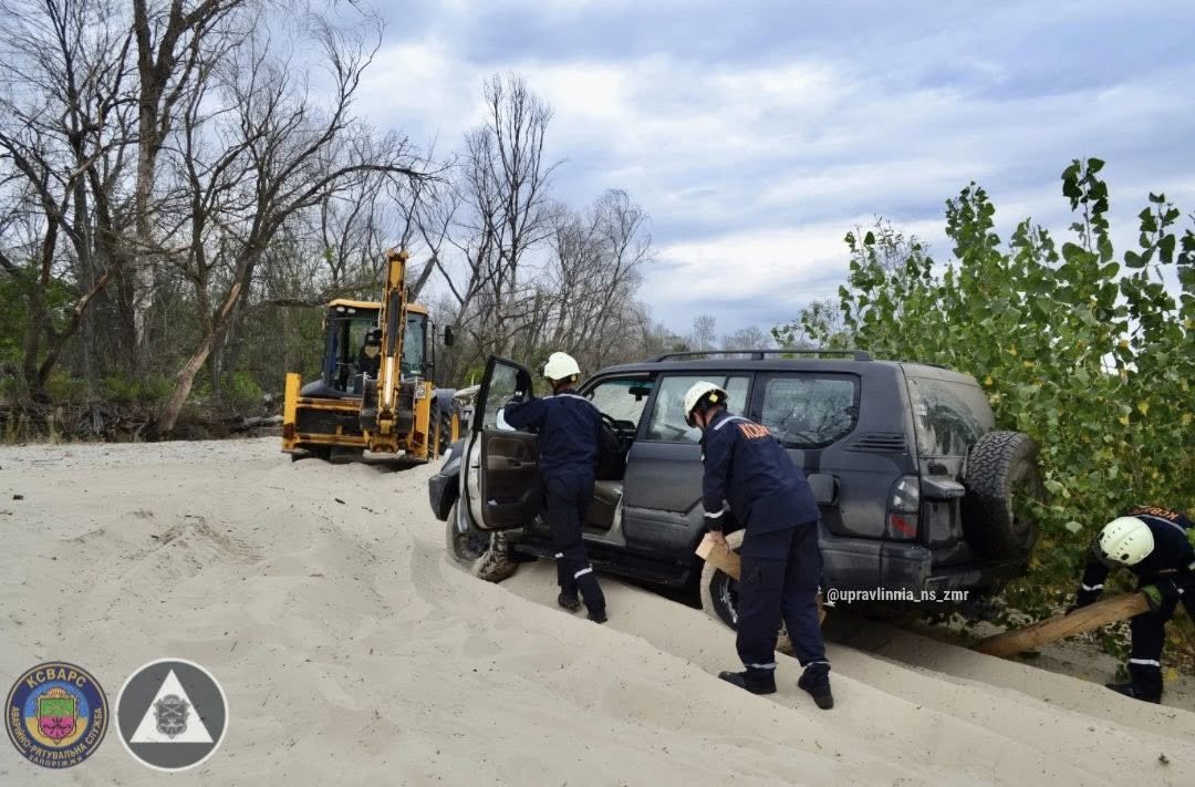 У Запоріжжі з річки Дніпро дістали позашляховик