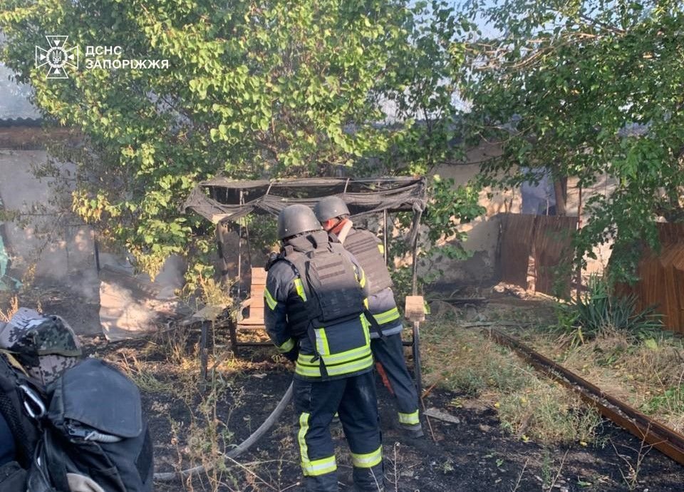 У Запорізькій області обстріли спричинили займання будинків, господарських споруд і сухої трави
