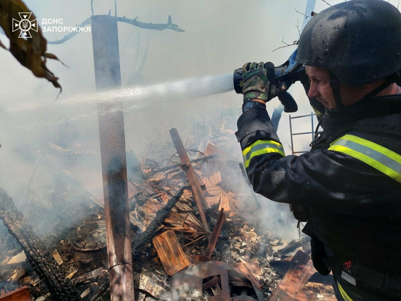 У Запорізькій області обстріли спричинили займання будинків, господарських споруд і сухої трави
