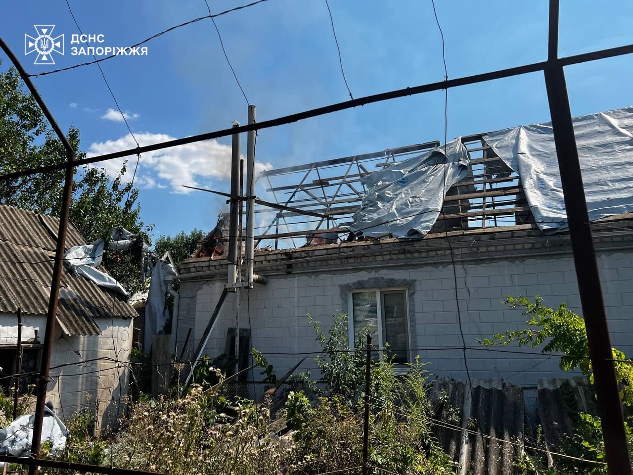 Ворожі атаки спричинили дев’ять пожеж у Запорізькій області: пошкоджено житлові будинки