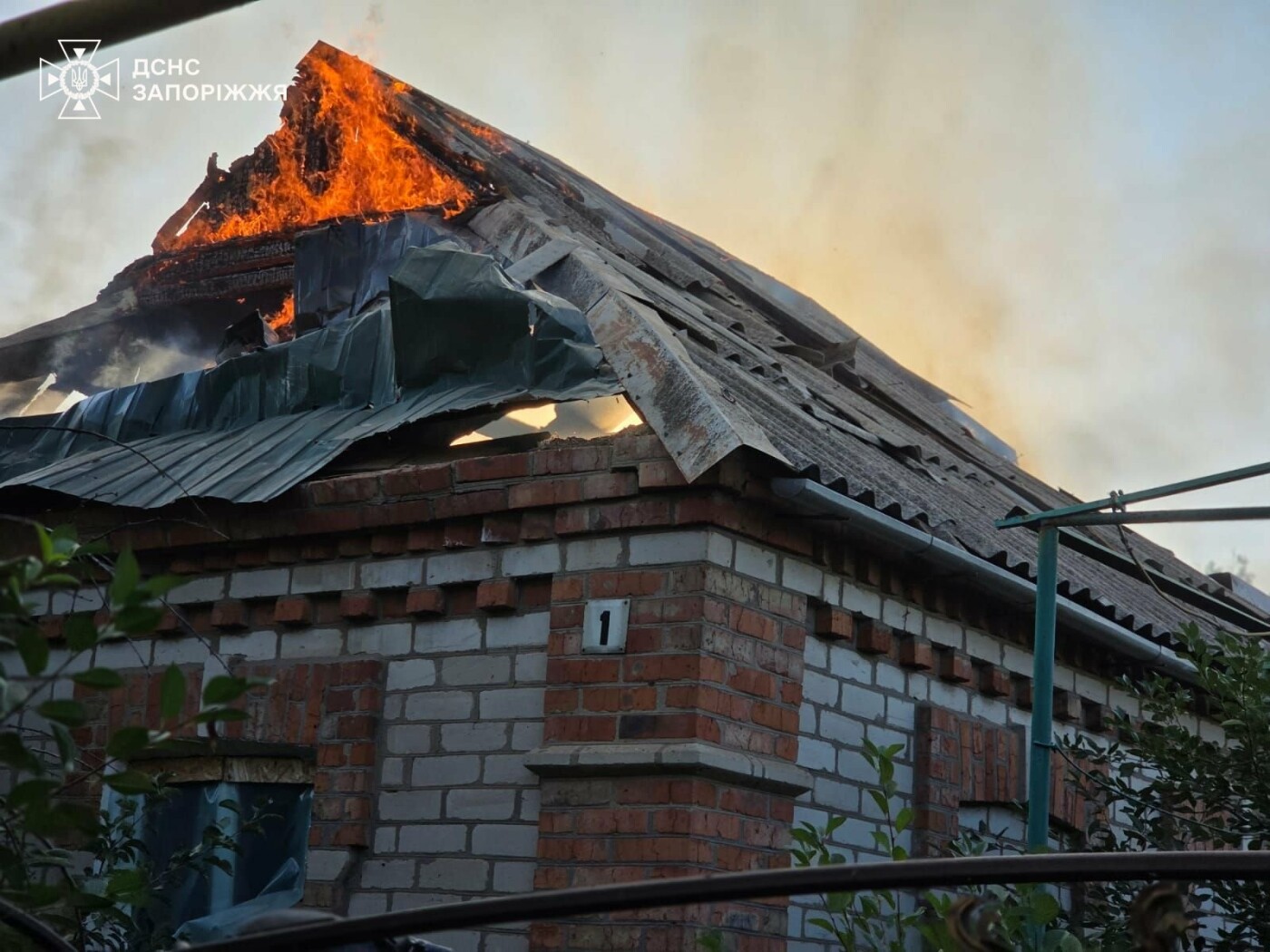 Ворожі атаки спричинили дев’ять пожеж у Запорізькій області: пошкоджено житлові будинки