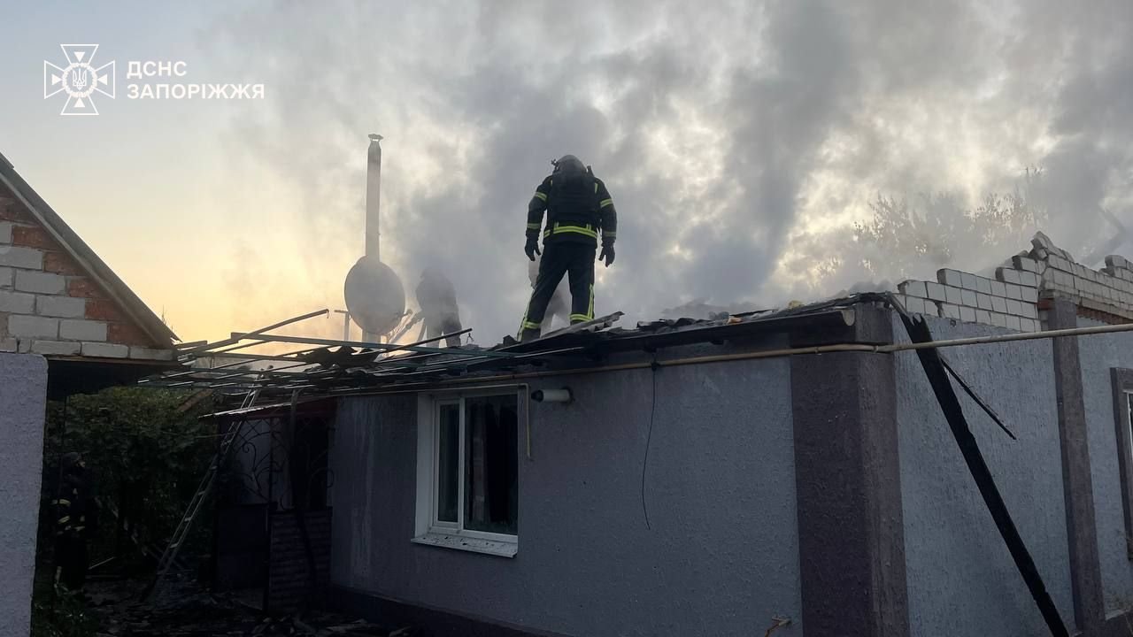 Ворожі атаки спричинили дев’ять пожеж у Запорізькій області: пошкоджено житлові будинки