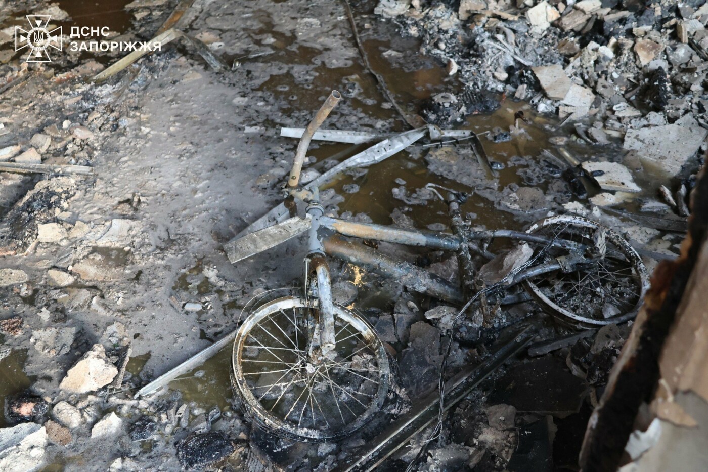 У Запоріжжі завершено рятувальні роботи на місці ворожих влучань: відомо про щонайменше 25 постраждалих, – ДСНС