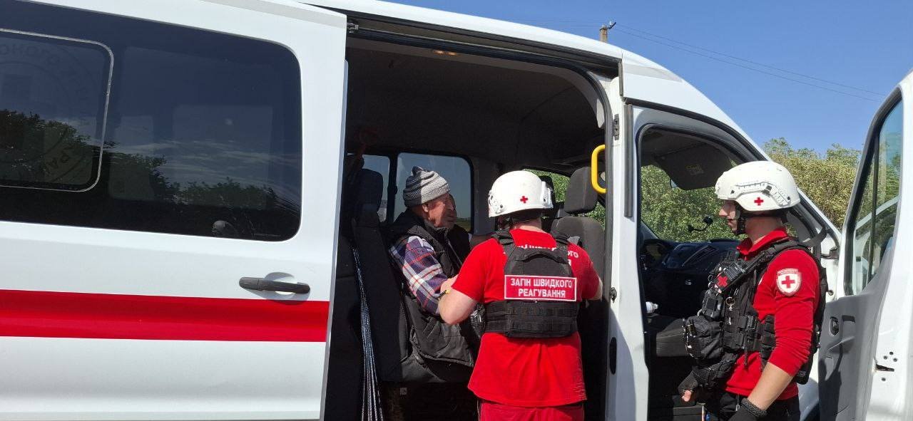 На Гуляйпільщині з прифронтового села евакуювали літнє подружжя