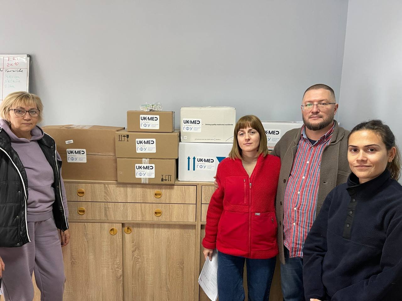 Британська організація UK-MED передала ліки для медзакладів прифронтових міст Запорізької області